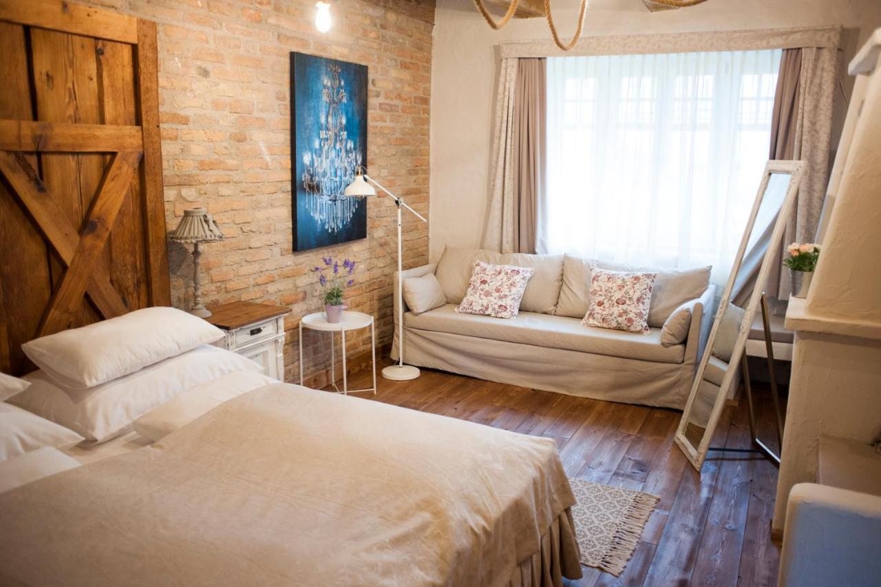 Pajta Apartman Es Vendeghaz Tata Extérieur photo