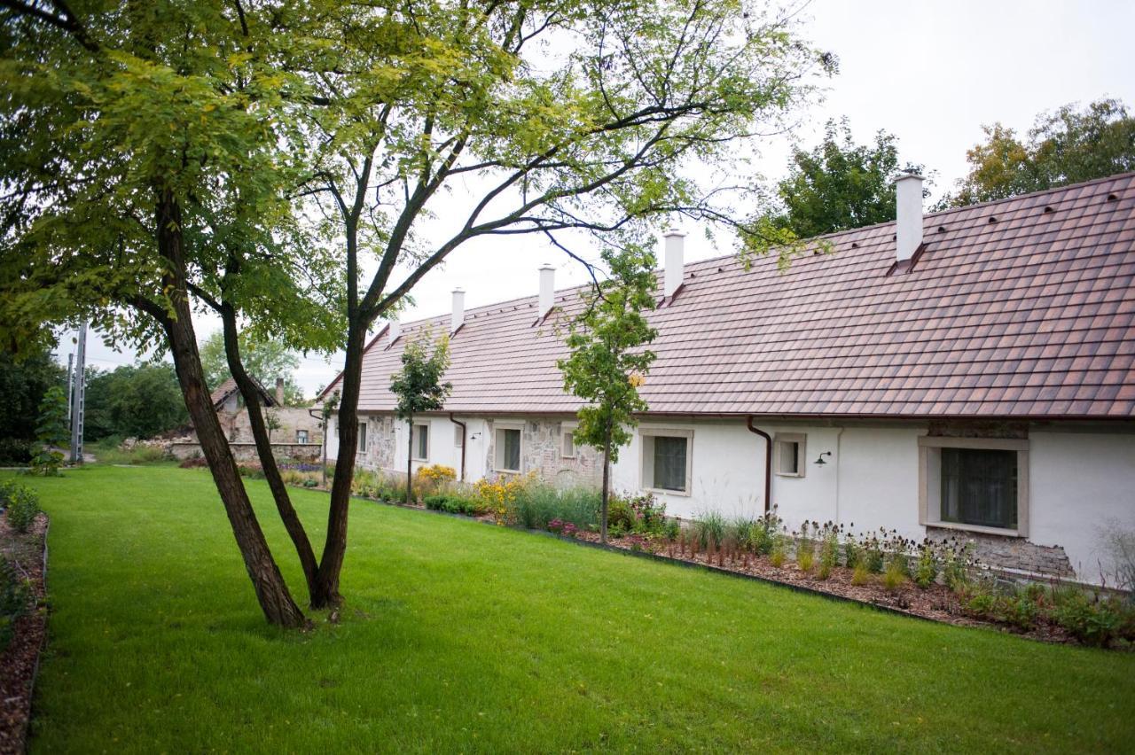 Pajta Apartman Es Vendeghaz Tata Extérieur photo